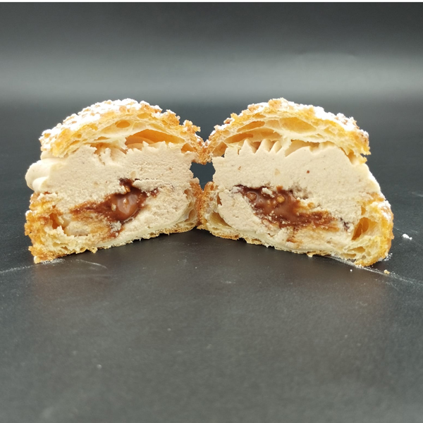 Choux Paris Brest coupé avec coeur coulant au praliné à l'ancienne