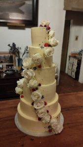 wedding cake blanc et rouge à 6 étages